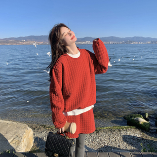 红色华夫格卫衣短裙套装女冬季2025新款小个子超火T恤保暖三件套