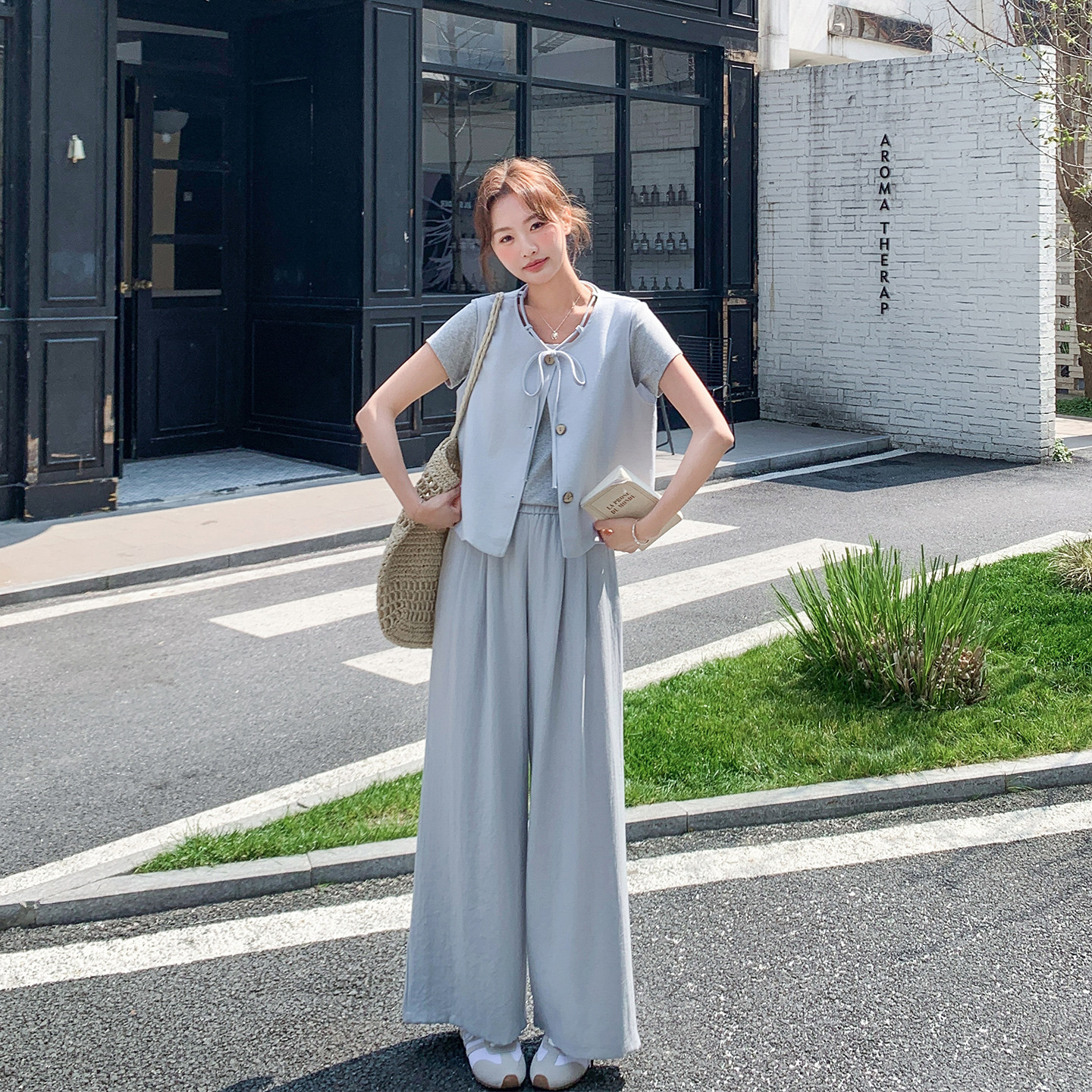 轻熟小众不撞款浅蓝色马甲套装女夏季2026新款高级感阔腿裤三件套