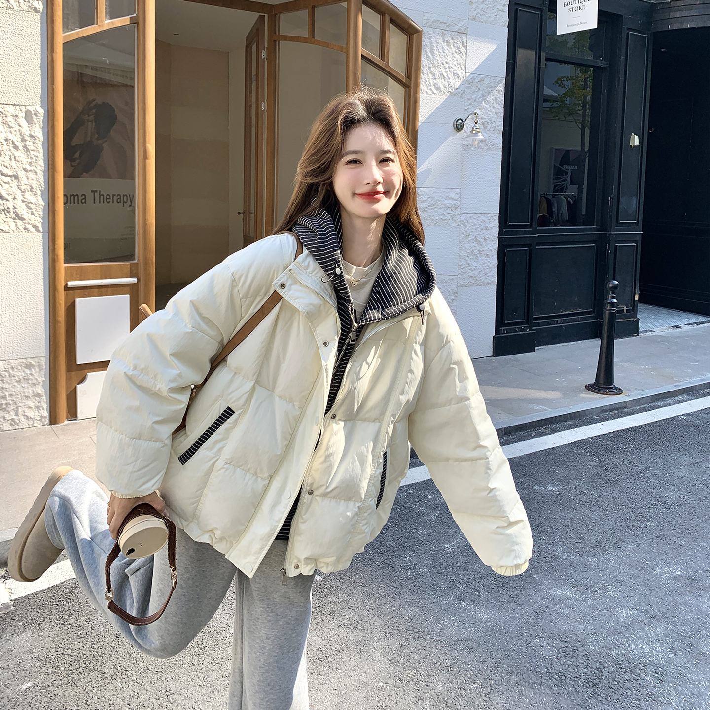 假两件条纹拼接连帽米白色羽绒服女冬季2025新款今年流行爆款外套