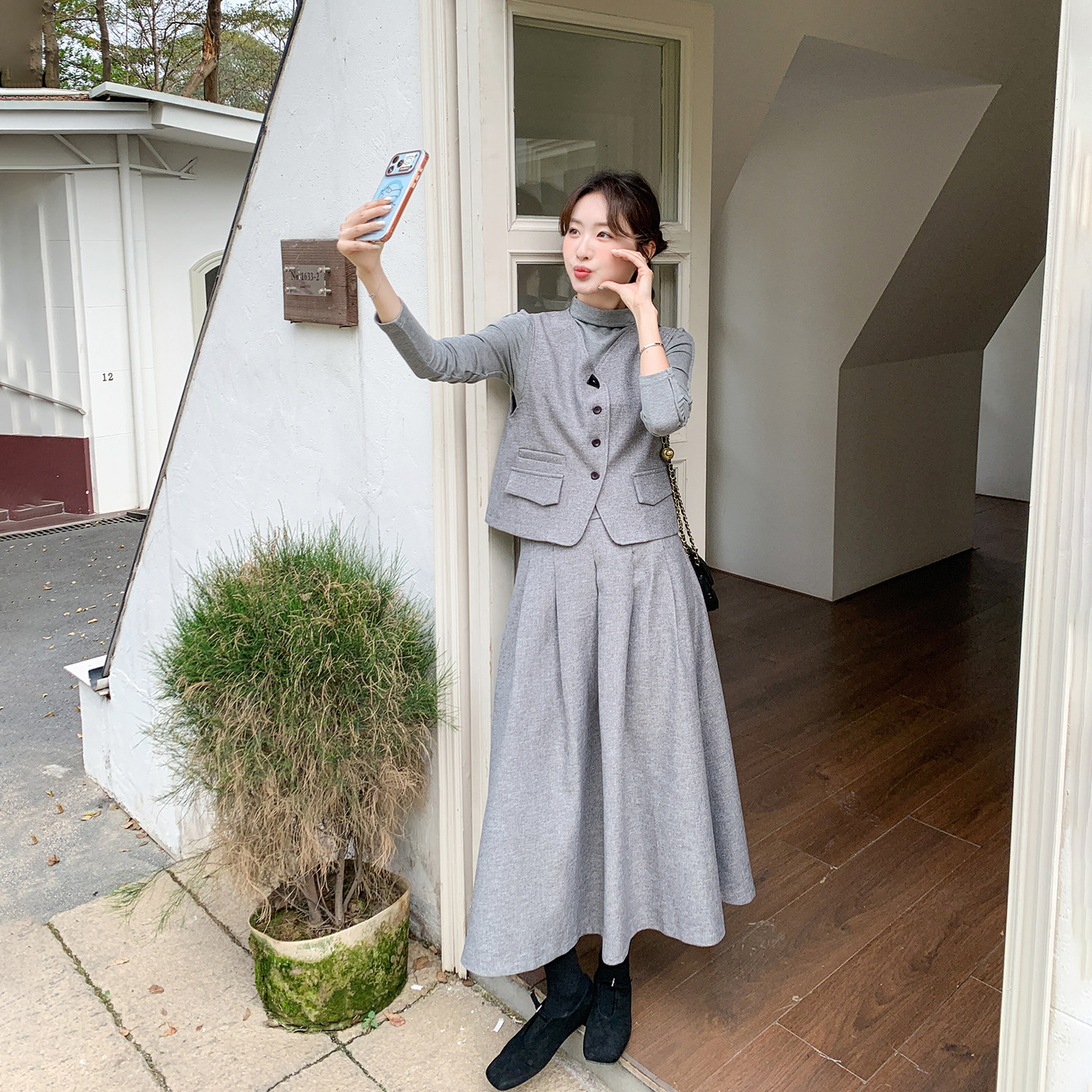 轻熟风灰色套装女春季2026新款爆款温柔风马甲打底衫半身裙三件套