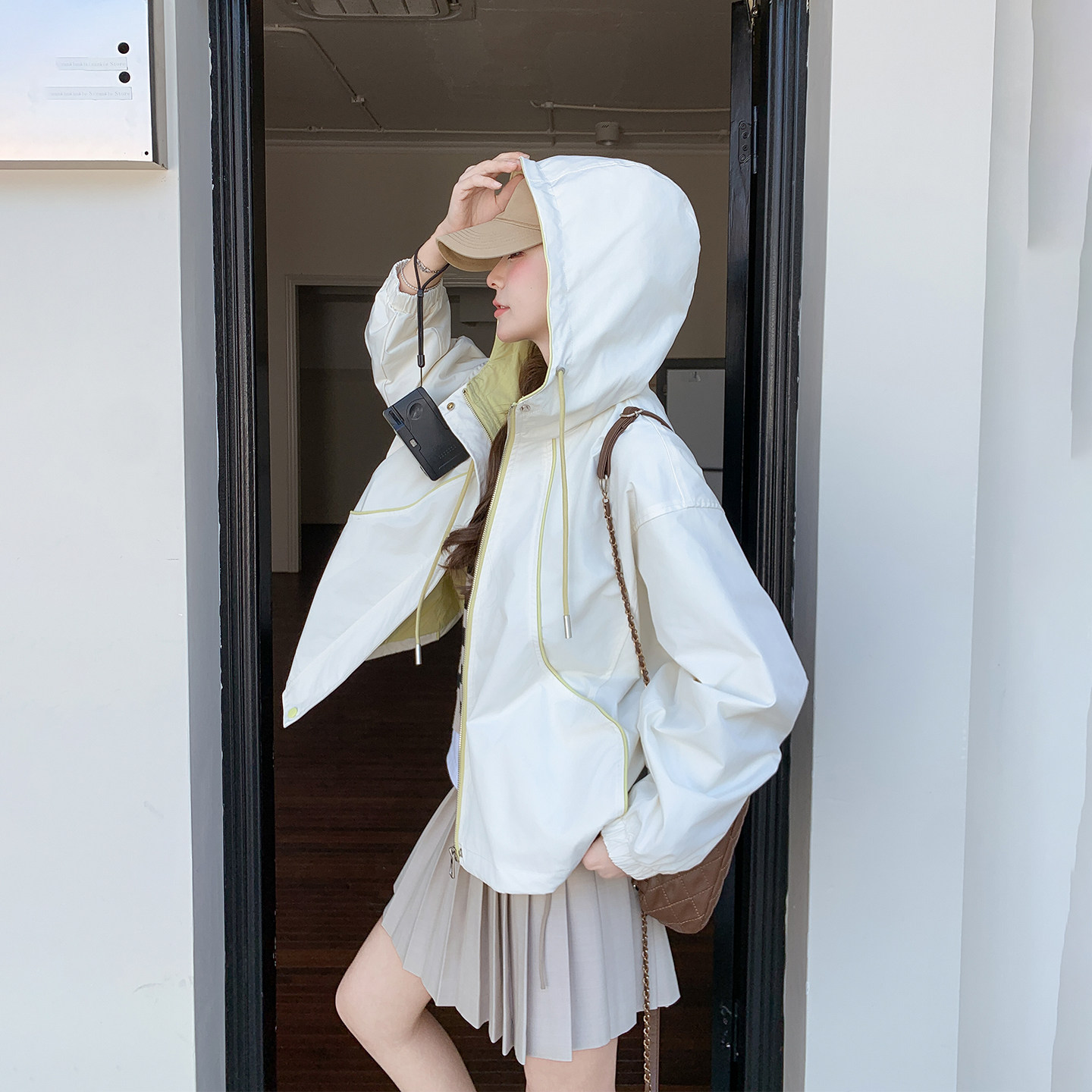 撞色拼接连帽米白色冲锋衣短外套女春季2026新款小个子高级感夹克