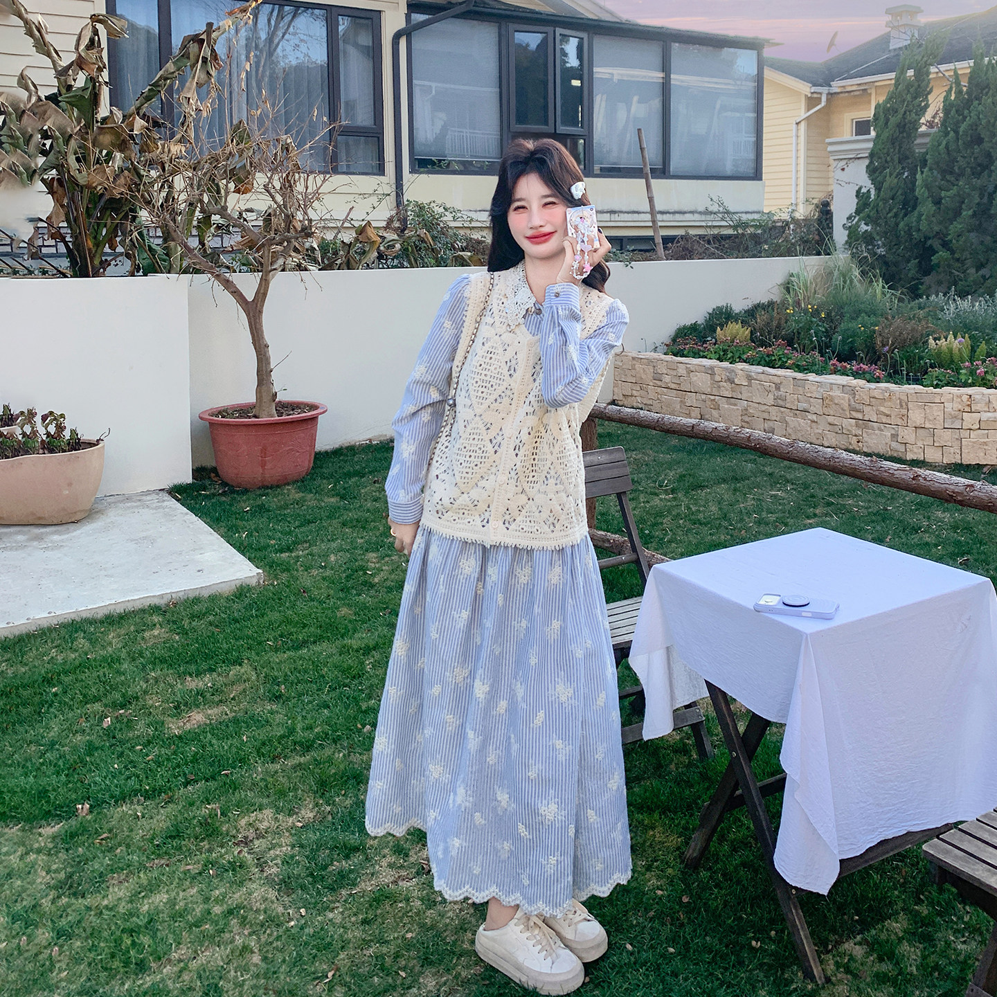 度假风蓝色条纹刺绣衬衫连衣裙套装女春季2026新款镂空罩衫两件套