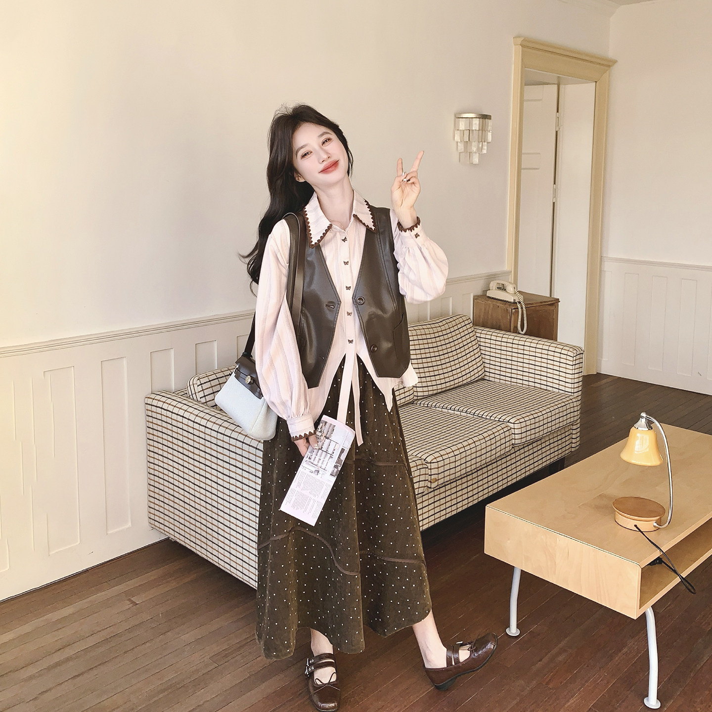 美拉德复古咖色PU皮马甲衬衫套装女春季2026新款波点半身裙三件套