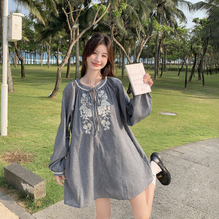 民族风灰色刺绣系带领连衣裙女春季2026新款中长款小个子百搭裙子