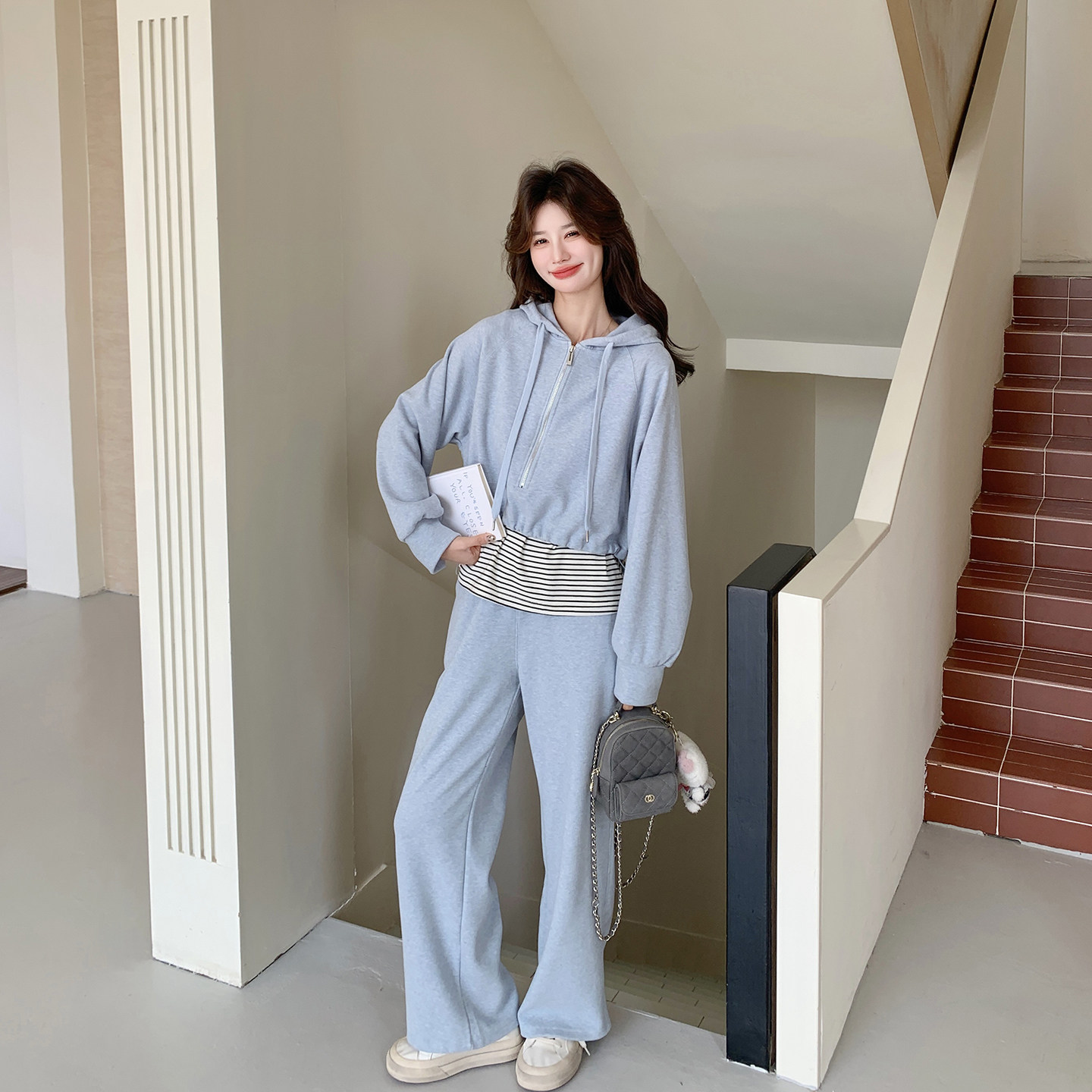 休闲运动风蓝色连帽卫衣套装女春季2026新款条纹背心阔腿裤三件套