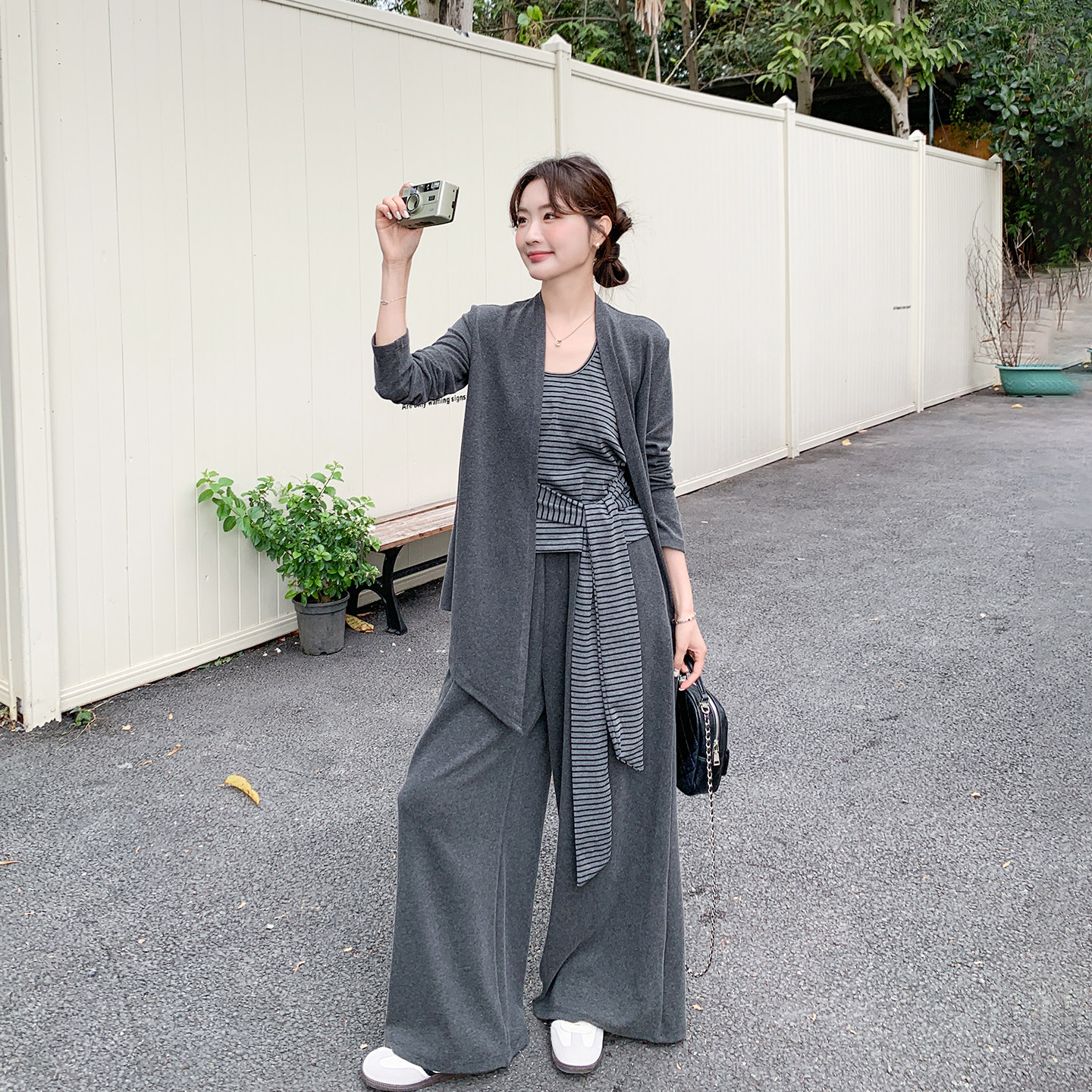 松弛感气质法式灰色开衫套装女春季2026新款条纹吊带阔腿裤三件套