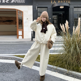 配围巾方格90羽绒服长裤套装女冬季2025新款休闲气质超好看两件套