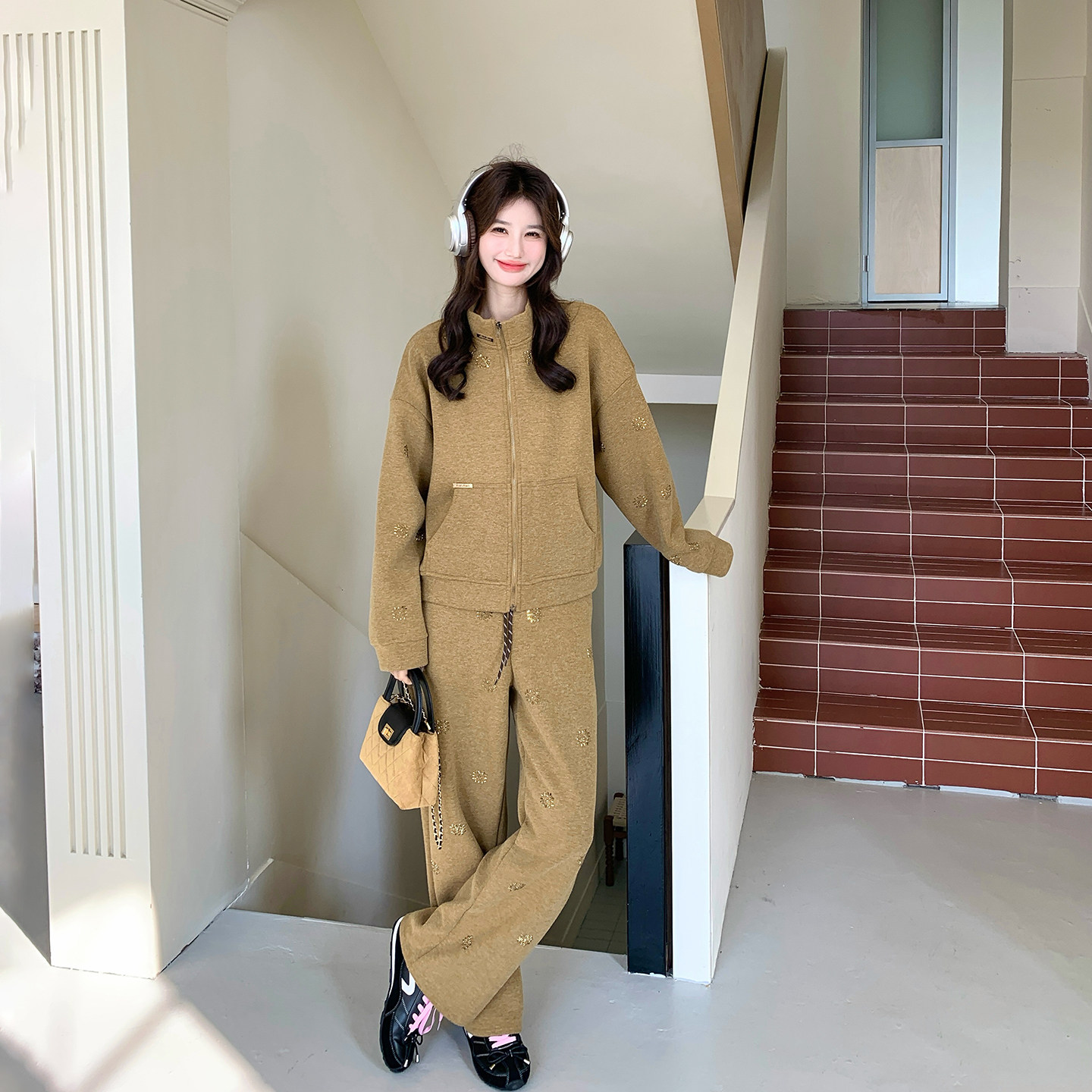 气质减龄设计感烫钻套装女春季2026新款超火立领卫衣阔腿裤两件套