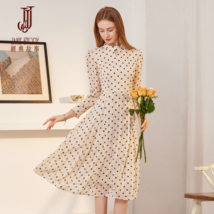 法式复古波点连衣裙女2026春秋新款设计感镂空裙子高腰垂坠感长裙
