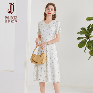 2026新款夏季缎面碎花连衣裙女洋气减龄V领法式修身裙子小个子