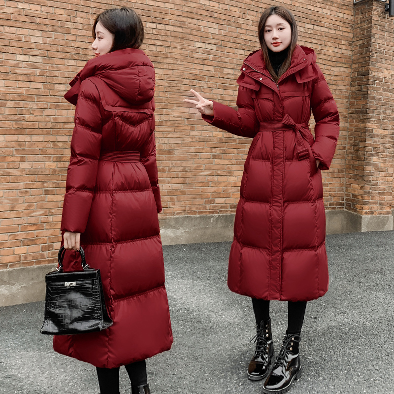 2024新款女装冬季修身收腰长款羽绒服女酒红色过膝白鸭绒外套连帽