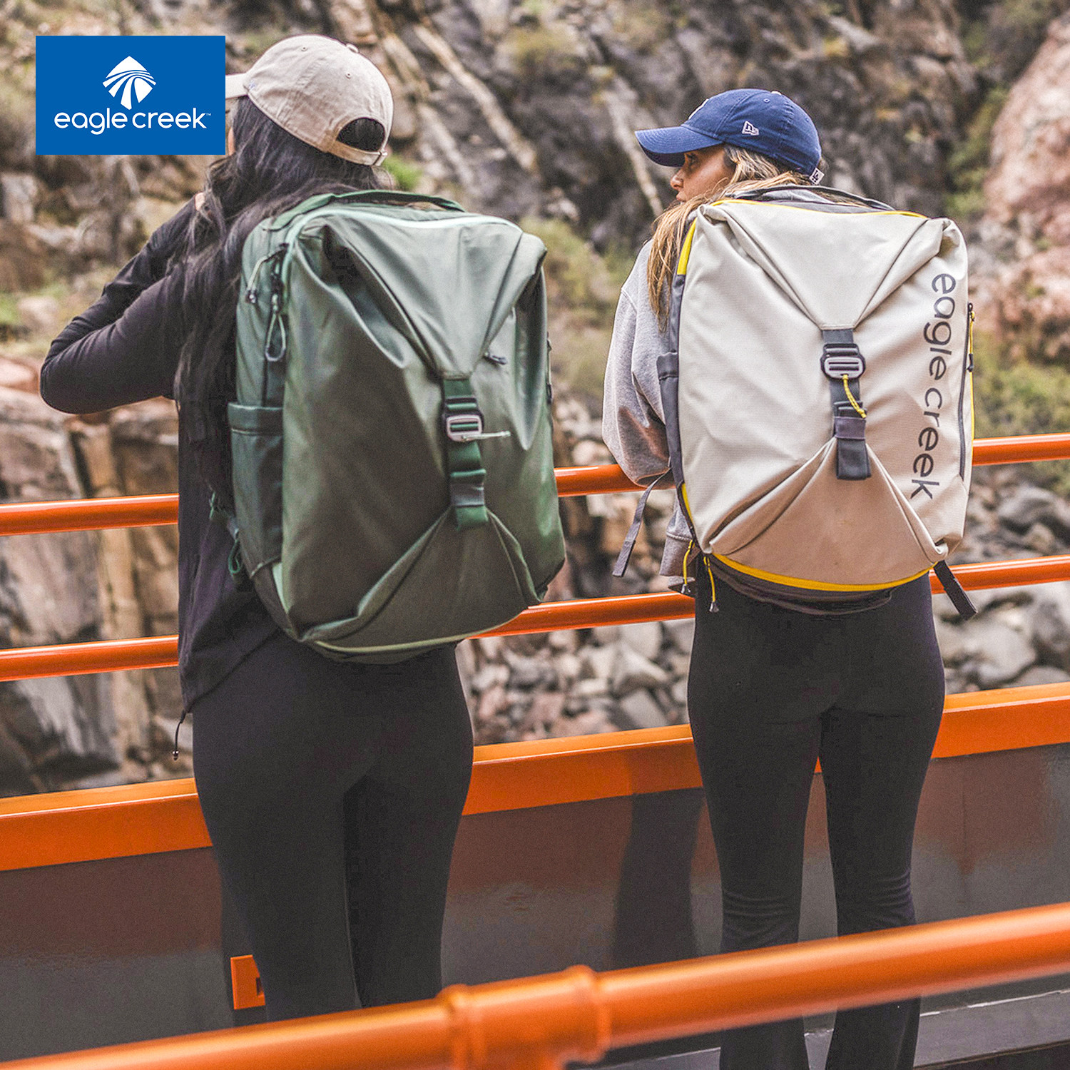 户外双肩包防水大容量男超轻徒步登山轻量化背包出差旅行包通勤
