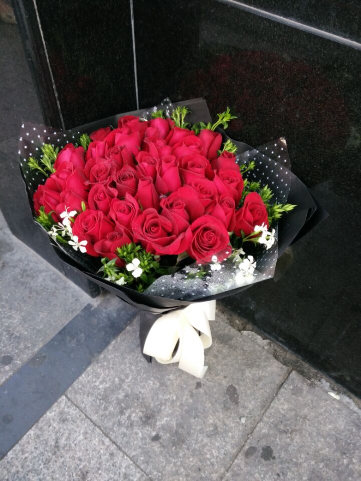 33朵红玫瑰花束黑色包装纸包装生日送花人气十足爱人女友鲜花速递