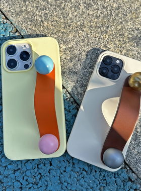 TRstudio原创设计首发彩色圆球支架真皮手环液态硅胶手机壳适用于iphone15131214promax全包质感银色金色手感