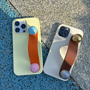 TRstudio原创设计首发彩色圆球支架真皮手环液态硅胶手机壳适用于iphone15131214promax全包质感银色金色手感