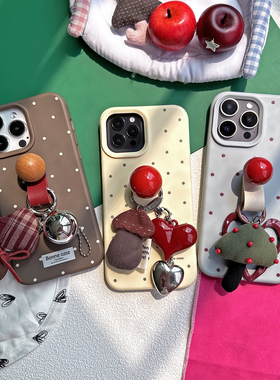 TRstudio原创设计布艺蘑菇球球爱心吊饰支架手机壳少女心可适用于iphone17promax16pro15个性小众链条手作壳