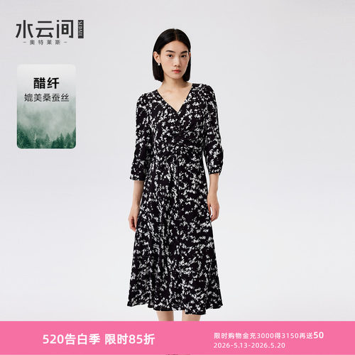 水云间黑色v领碎花连衣裙女七分袖收腰a字裙子醋酸抽褶设计2026秋