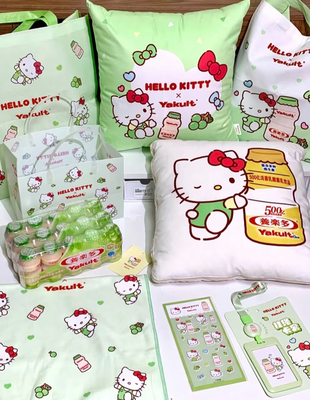 养乐多HelloKitty联名周边抱枕帆布袋单肩包贴纸可爱礼物kitty