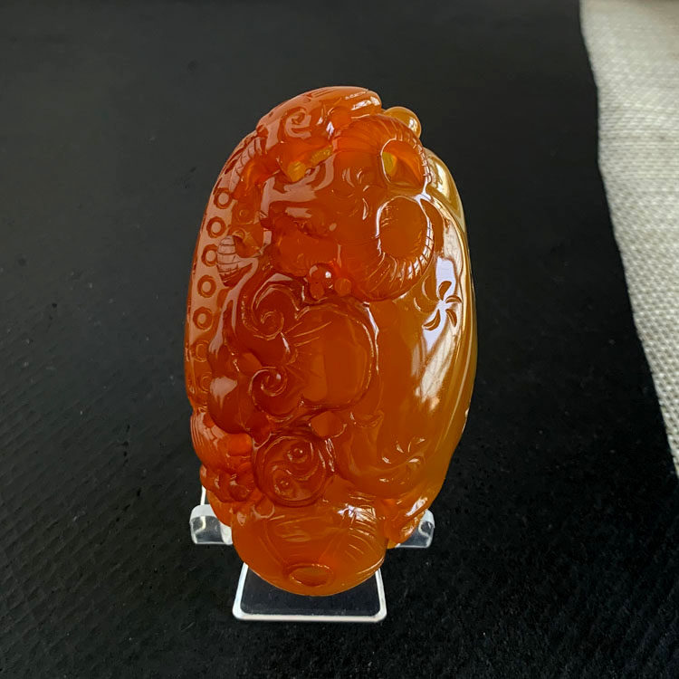 红玛瑙雕刻生肖牛摆件
