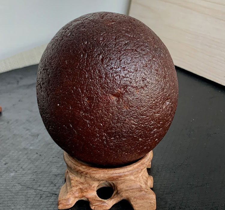 天然红玛瑙原石摆件马达加斯加原皮原色大号圆球河冲石实物家居