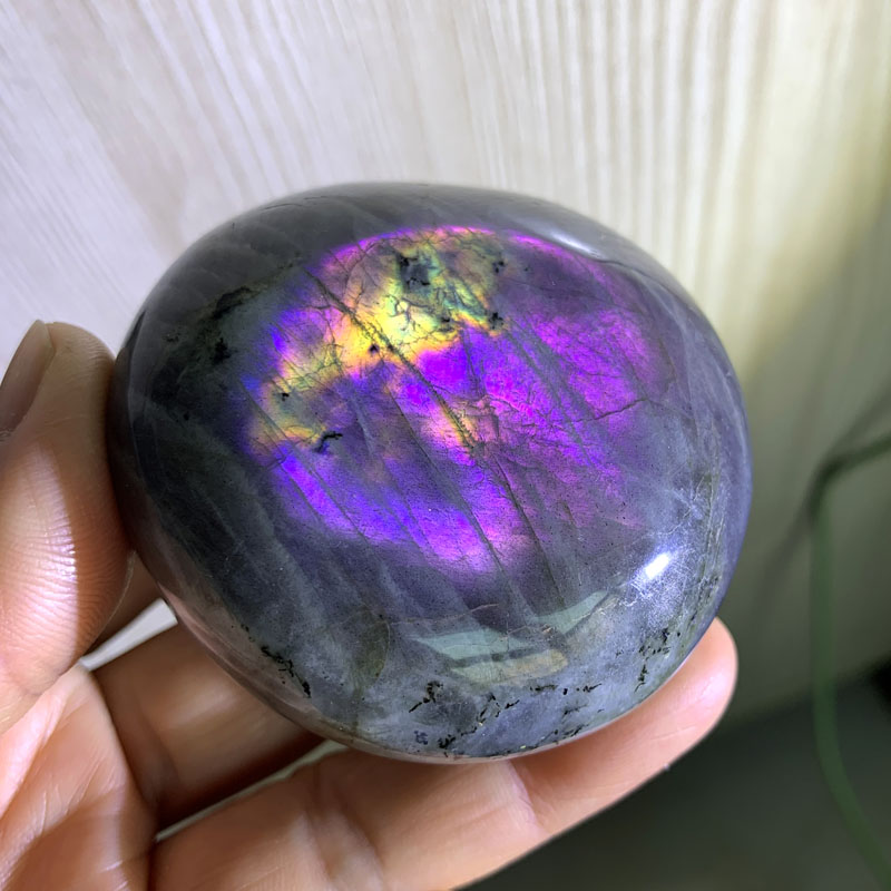 水玉冰魄天然紫金彩色拉长石手把件 观赏石 蓝光 钠长石原石把玩