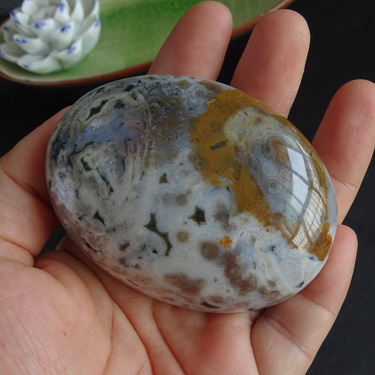 水玉冰魄天然海洋碧玉鱼卵玛瑙石 玉髓把玩 手把件 一物一图