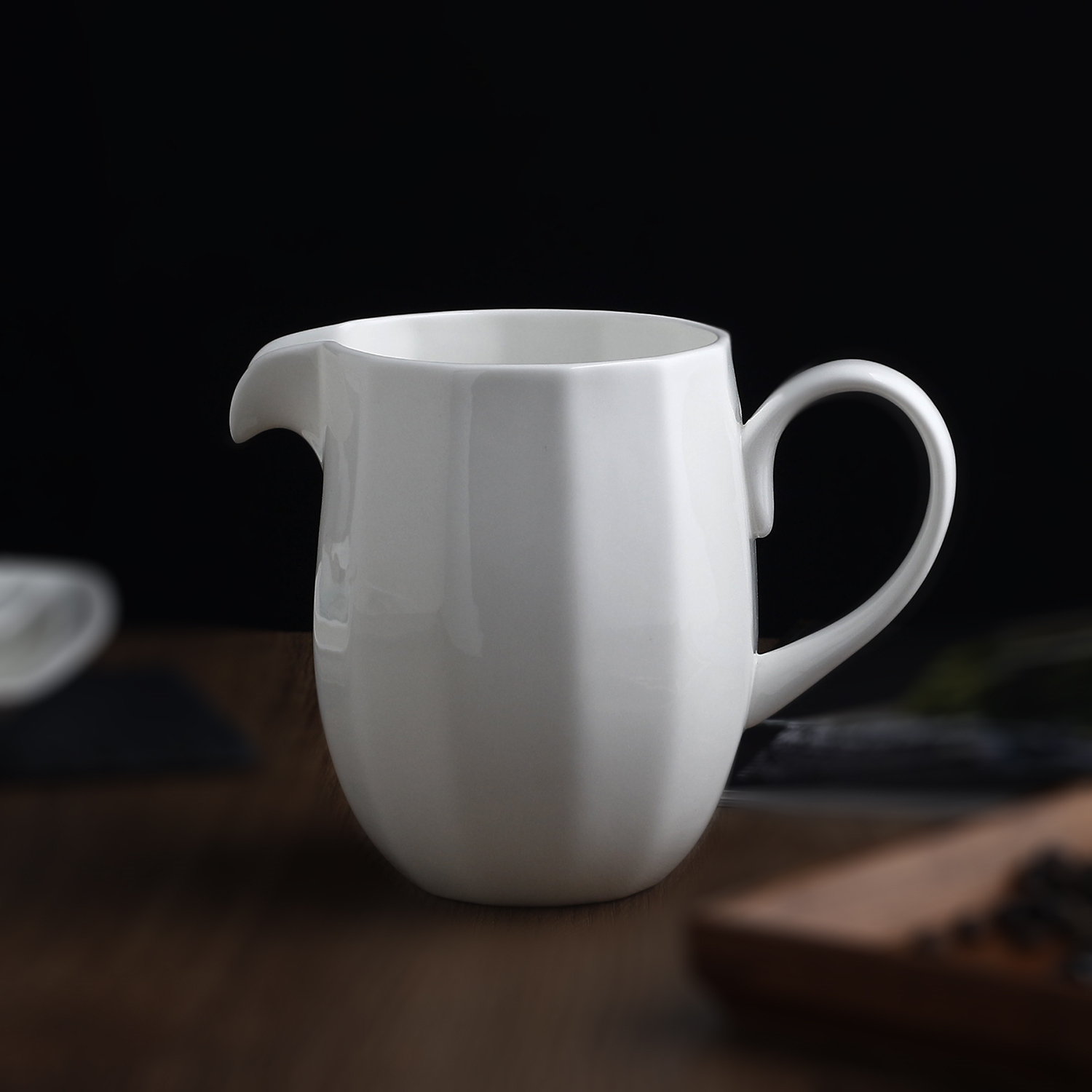 纯白唐山骨瓷奶杯带嘴杯子微波炉适用马克杯