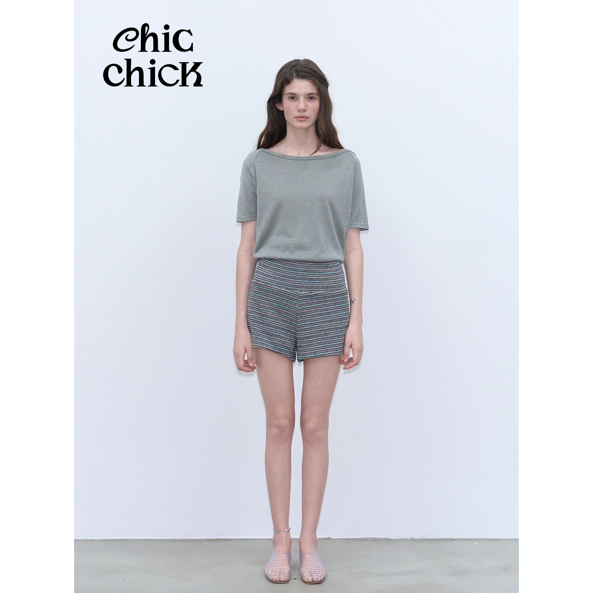 ChicChick时髦小鸡新品 轻盈精制橄榄灰绿色亮丝斜肩宽松短袖上衣