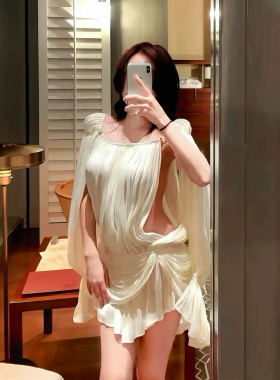 MSTOBL2026早春小众设计感奶油白压褶裙不规则露背设计性感连衣裙