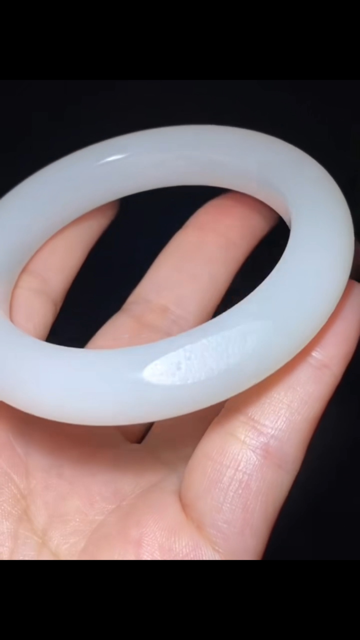 精品和田玉籽料 手镯 一级白 玉种老熟 温润细腻  内径56mm