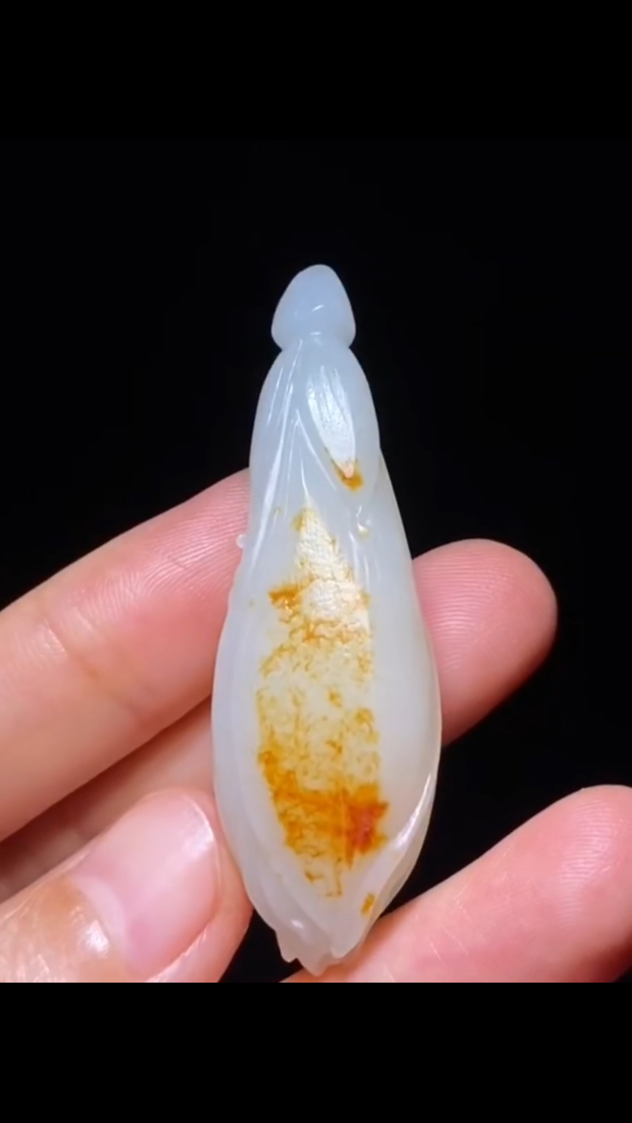 精品新疆和田籽料 玉兰花 独籽雕 白度一级 满撒金皮57×17×14mm