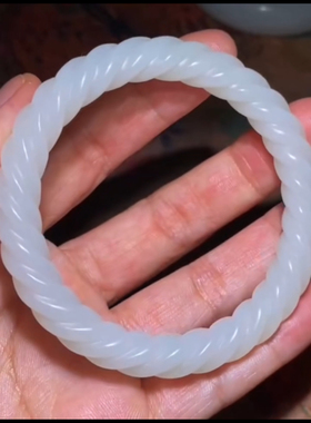 新疆和田玉籽料 麻花手镯，一级老熟白，细度好，年糕料 55mm圈口