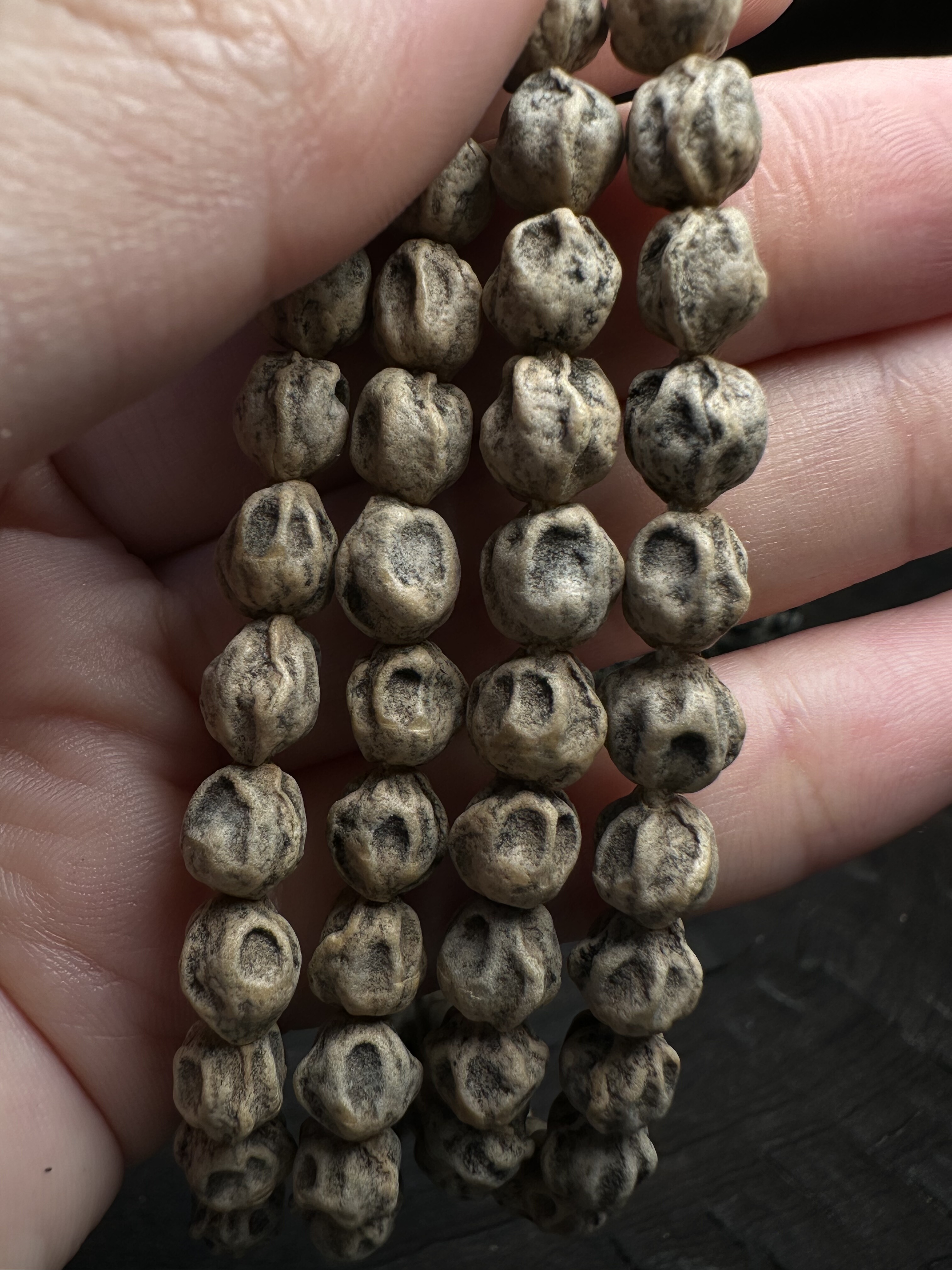 热振百香籽原桩孤品异型阿呆鬼脸尸陀林黄油皮阿呆鬼108文玩手串