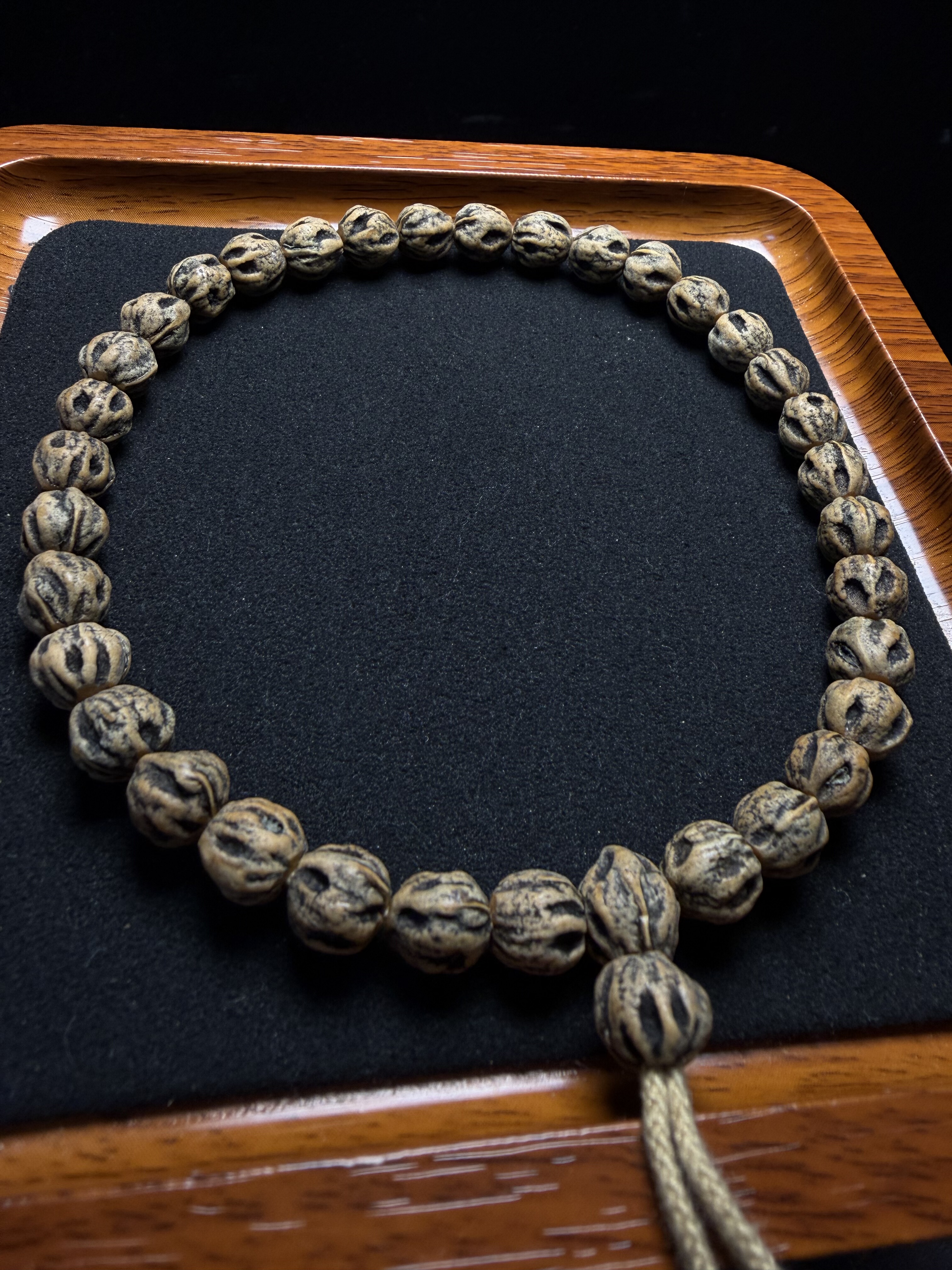 单圈手持热振百香籽微切毕业款满鬼红油皮尸陀林带眼睛文玩34颗