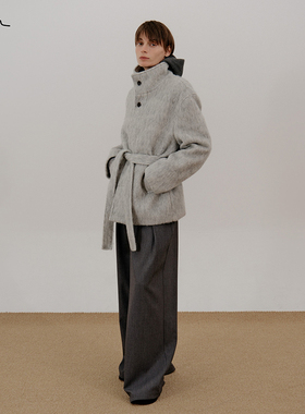 COLN在短款系带高领羊毛大衣的特殊面料下仿佛增添了冬日柔光滤镜