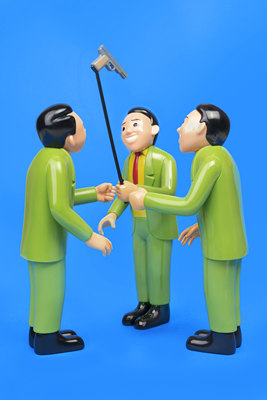 搪胶公仔玩偶绿人举枪