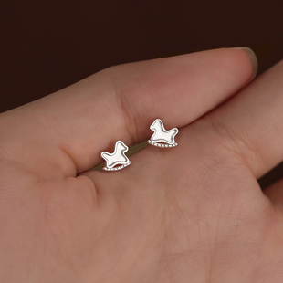 【巷南】999纯银木马耳钉小众设计女2026新款爆款耳饰高级感耳环