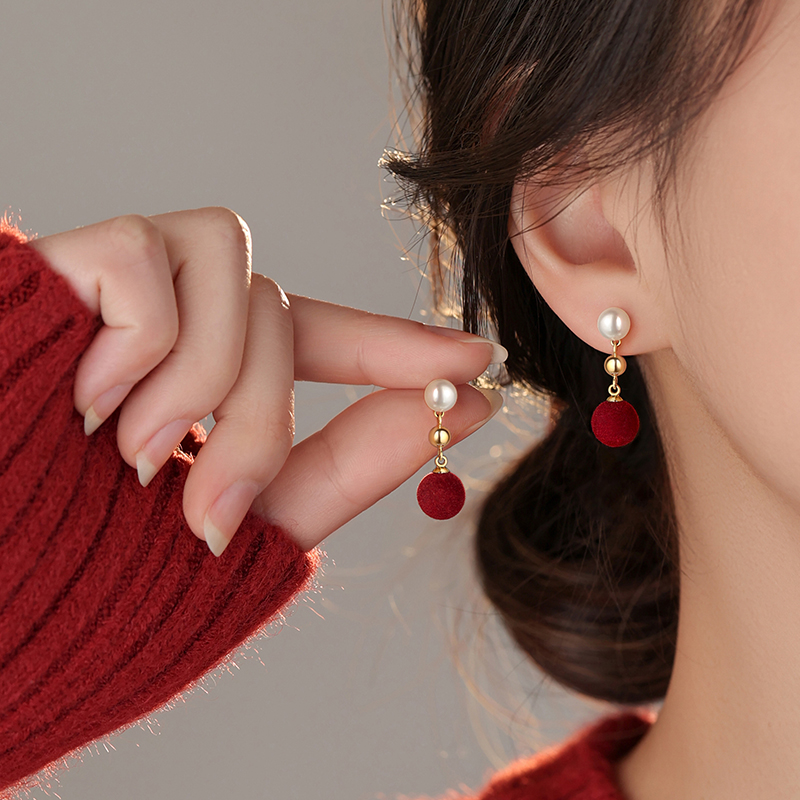 巷南999银红绒球珍珠耳钉本命年