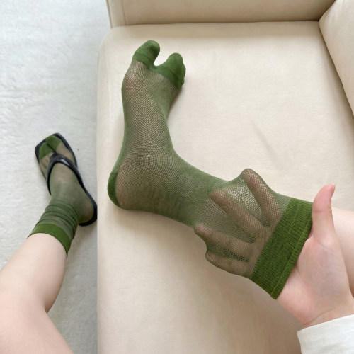摩登复古绿~牛油果绿的搭配也太高级了吧！袜子女无骨长筒分趾透