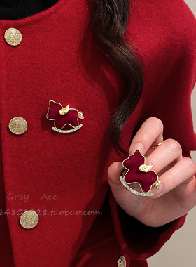 新年红色植绒小马胸针女高级感轻奢大衣别针毛衣搭配胸花装饰饰品