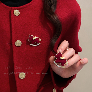 新年红色植绒小马胸针女高级感轻奢大衣别针毛衣搭配胸花装饰饰品