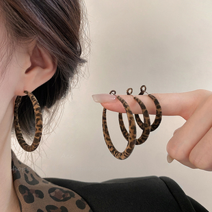 复古港风豹纹丝绒圈圈耳环女高级感气质耳圈耳钉个性 辣妹素圈耳饰