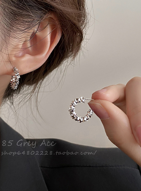 碎银子金属C型耳环女2026新款爆款耳钉气质高级感小众耳圈耳饰品