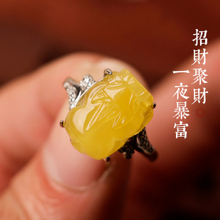 一夜暴富天然琥珀蜜蜡貔貅戒指瑞兽龙子雕招财皮丘财运黄色吸财运