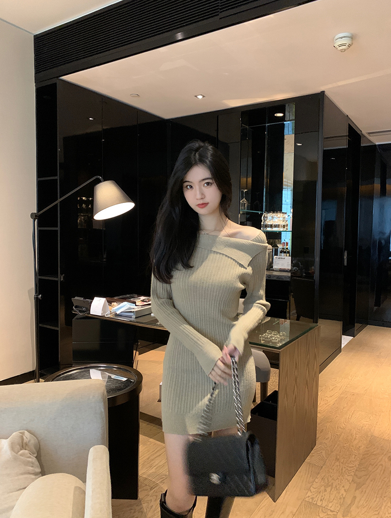 famouswang2022年秋冬季新款慵懒设计感斜肩多穿毛衣打底连衣裙女