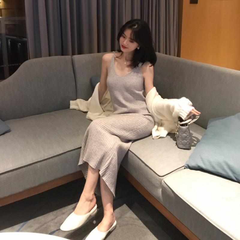 热销205件买三送一famous 2019秋季百搭显瘦柔软螺纹v领打底吊带针织中长款连衣裙女