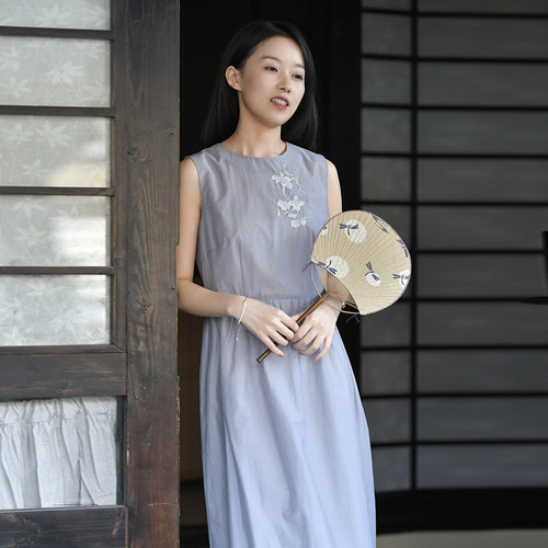 圆领无袖绣花修身夏连衣裙