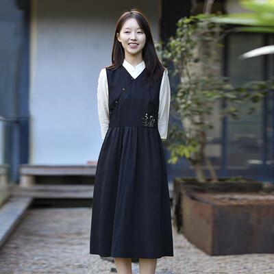 V领斜襟绣花修身背心裙