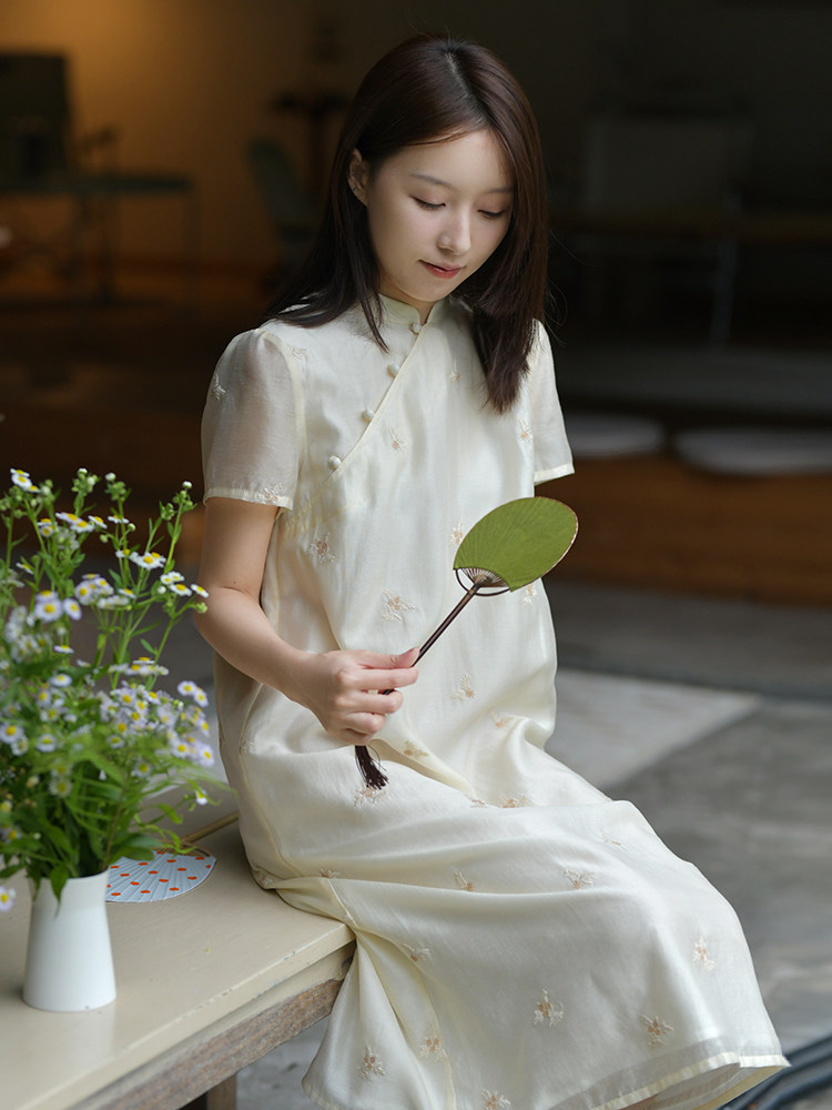 24CXC-436[구름 속의 꽃 그림자]과거와 현재의 복고풍 신중국식 사선 가슴 자수 스트레이트 치파오 스커트