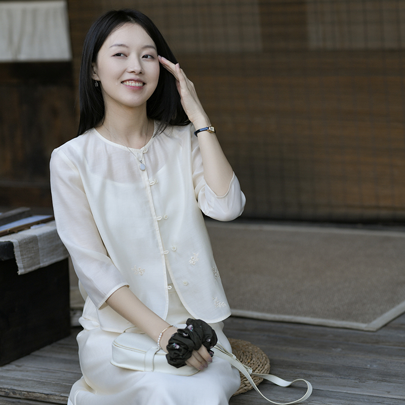 清逸圆领绣花单排扣开衫